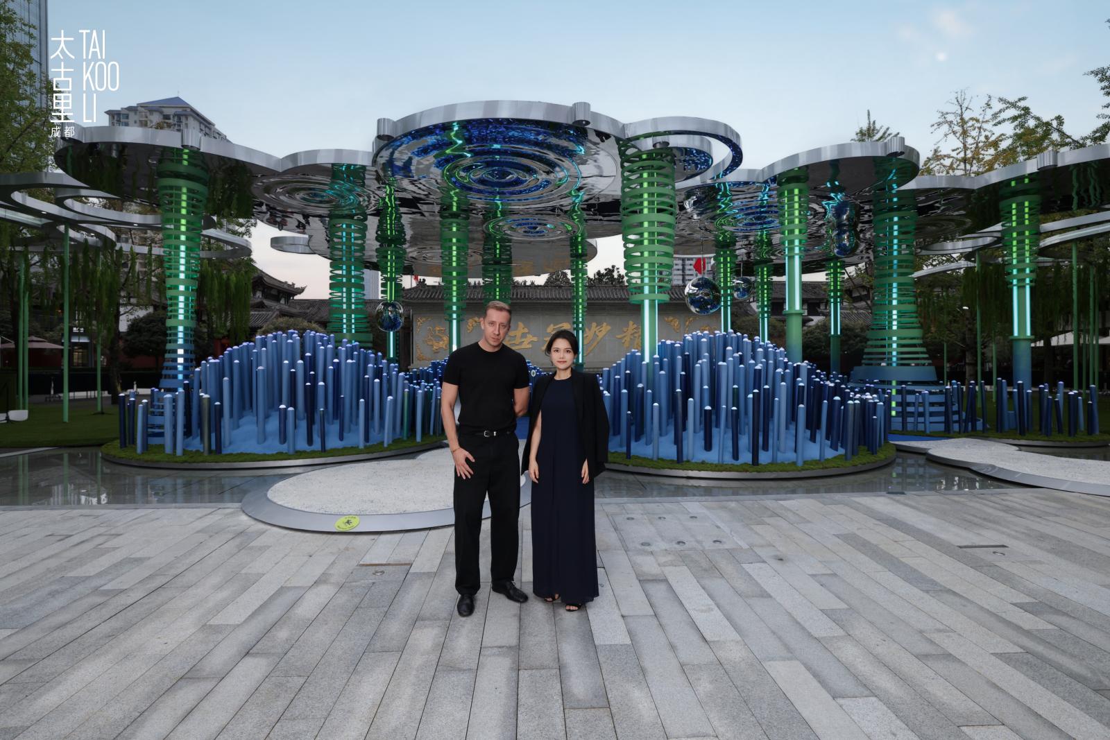 右起：太古地产中国内地零售业务总经理伍玉珊女士、汉威士中国体验营销总裁兼执行创意总监Romain Devisme